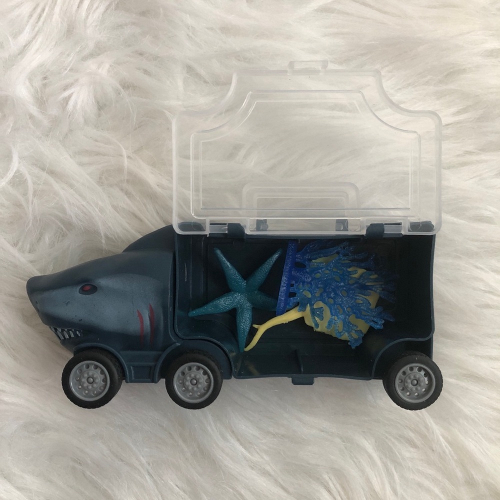 Shark semi carrier toy truck +2 sea/ocean animals & plant